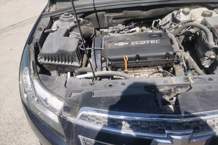 Used Chevrolet Cruze 2010 1.6L SL Grand Touring Edition MT Engine Bay Right