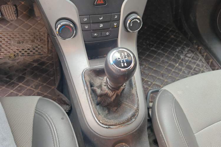 Used Chevrolet Cruze 2010 1.6L SL Grand Touring Edition MT Gear Lever