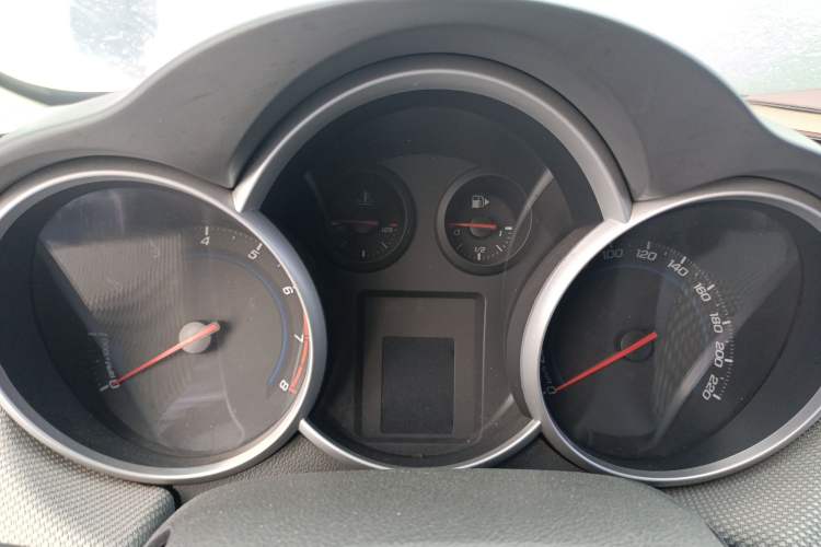 Used Chevrolet Cruze 2010 1.6L SL Grand Touring Edition MT Instrument Cluster
