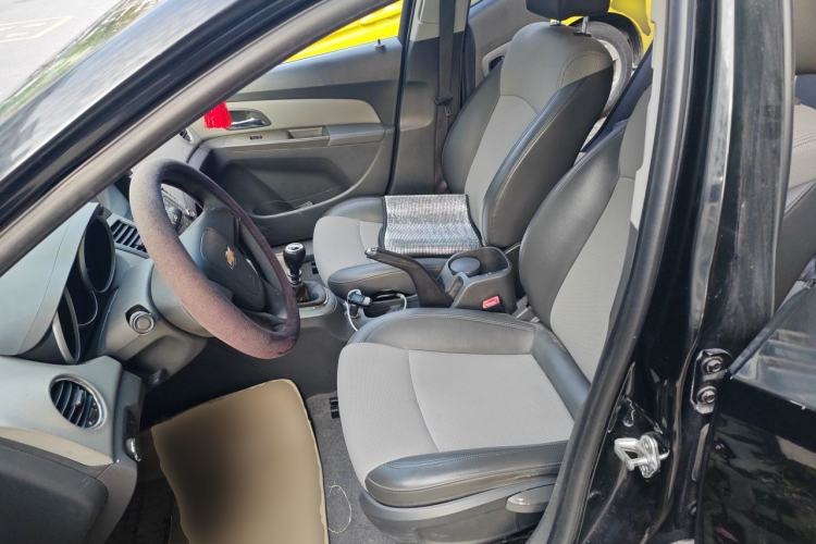 Used Chevrolet Cruze 2010 1.6L SL Grand Touring Edition MT Left Front Seat