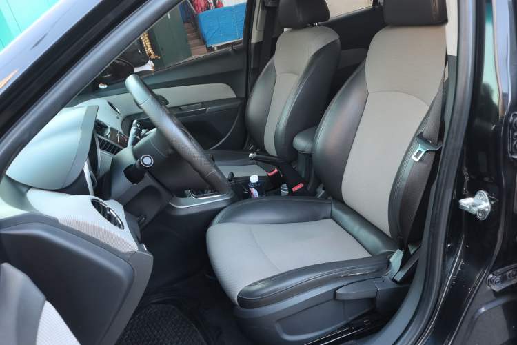 Used Chevrolet Cruze 2010 1.6L SL Grand Touring Edition MT Left Front Seat