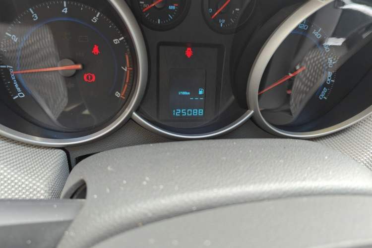 Used Chevrolet Cruze 2010 1.6L SL Grand Touring Edition MT Odometer Close Up