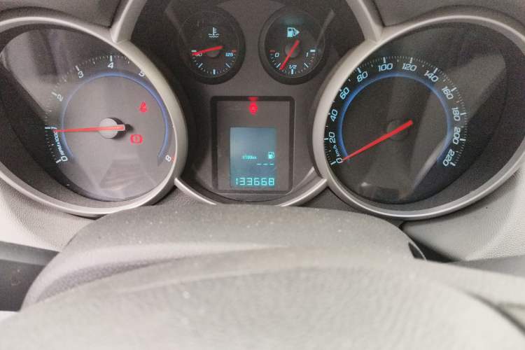 Used Chevrolet Cruze 2010 1.6L SL Grand Touring Edition MT Odometer Close Up