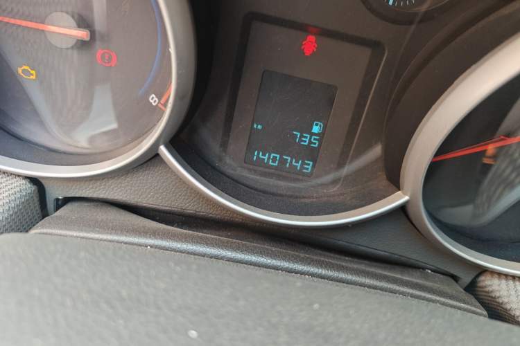 Used Chevrolet Cruze 2010 1.6L SL Grand Touring Edition MT Odometer Close Up