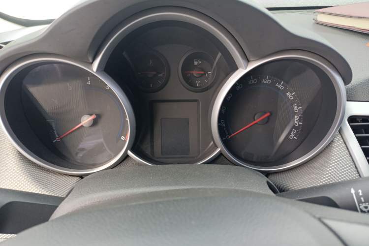 Used Chevrolet Cruze 2010 1.6L SL Grand Touring Edition MT Odometer Close Up