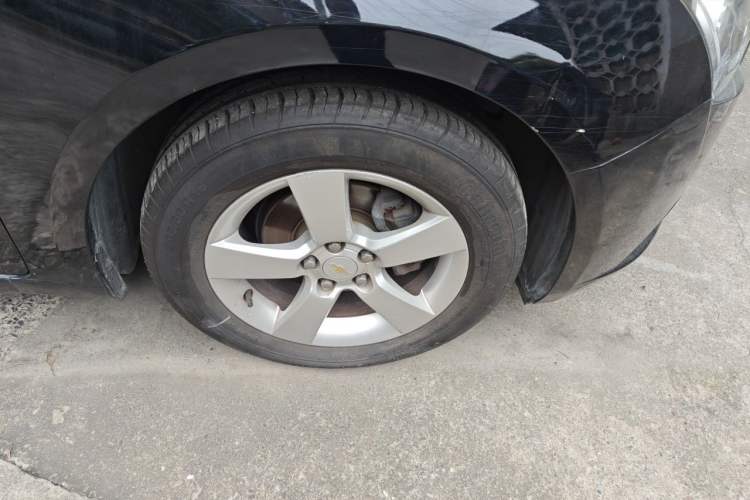 Used Chevrolet Cruze 2010 1.6L SL Grand Touring Edition MT Right Front Wheel Hub