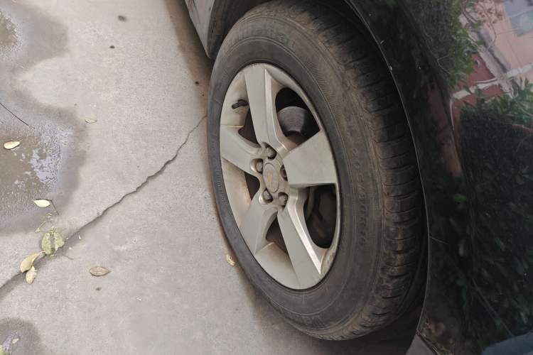 Used Chevrolet Cruze 2010 1.6L SL Grand Touring Edition MT Right Front Wheel Hub