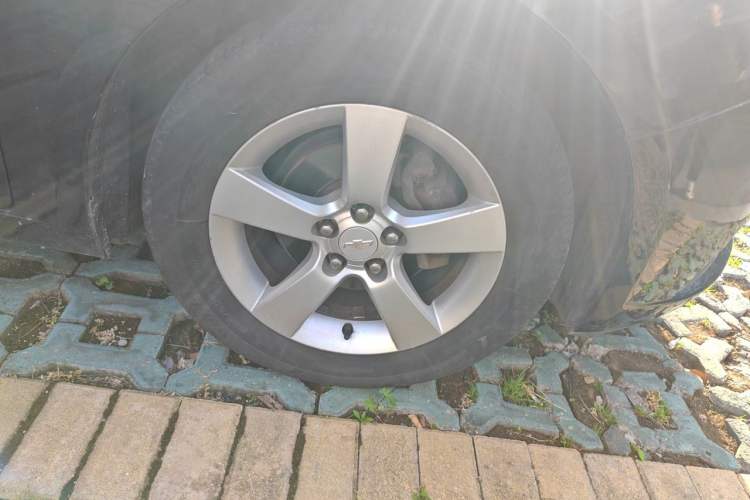 Used Chevrolet Cruze 2010 1.6L SL Grand Touring Edition MT Right Front Wheel Hub