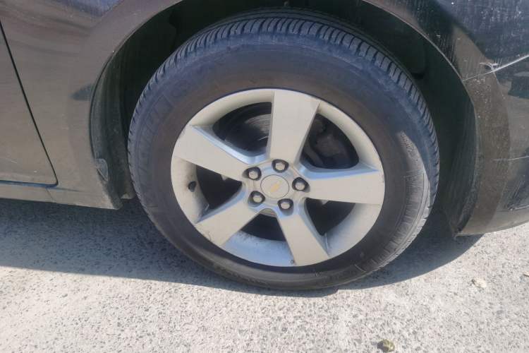 Used Chevrolet Cruze 2010 1.6L SL Grand Touring Edition MT Right Front Wheel Hub