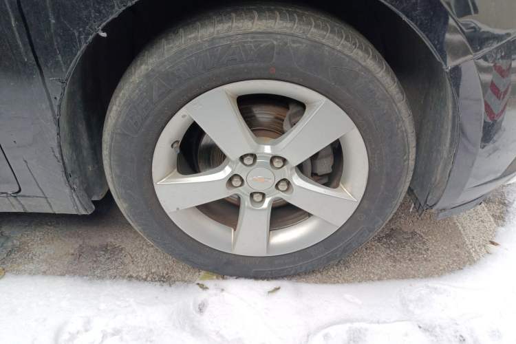 Used Chevrolet Cruze 2010 1.6L SL Grand Touring Edition MT Right Front Wheel Hub
