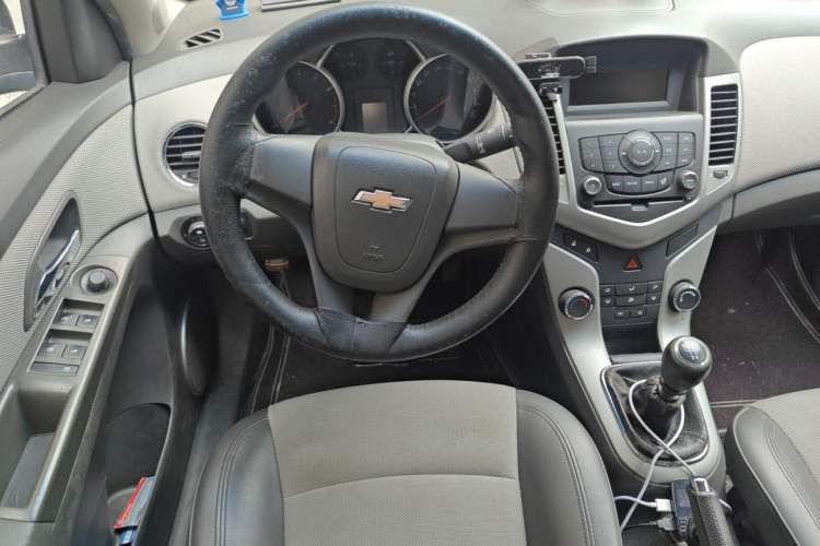 Used Chevrolet Cruze 2010 1.6L SL Grand Touring Edition MT Steering Wheel