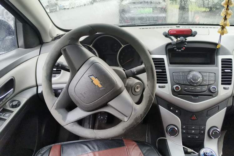 Used Chevrolet Cruze 2010 1.6L SL Grand Touring Edition MT Steering Wheel