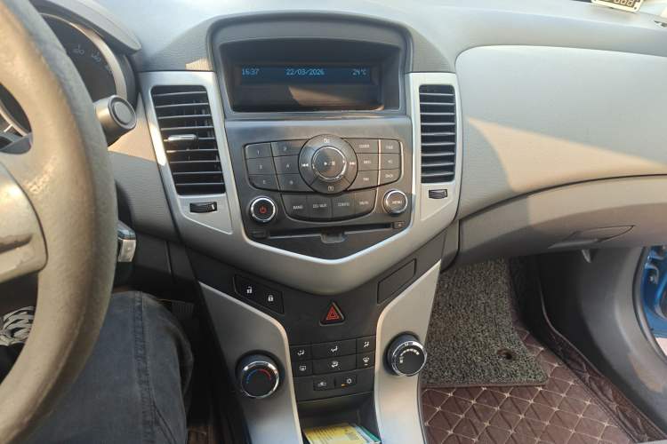 Used Chevrolet Cruze 2010 1.6L SL Grand Touring Edition MT Audio And AC Panel