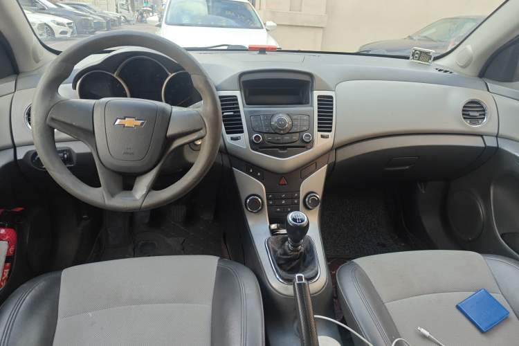 Used Chevrolet Cruze 2010 1.6L SL Grand Touring Edition MT Center Console