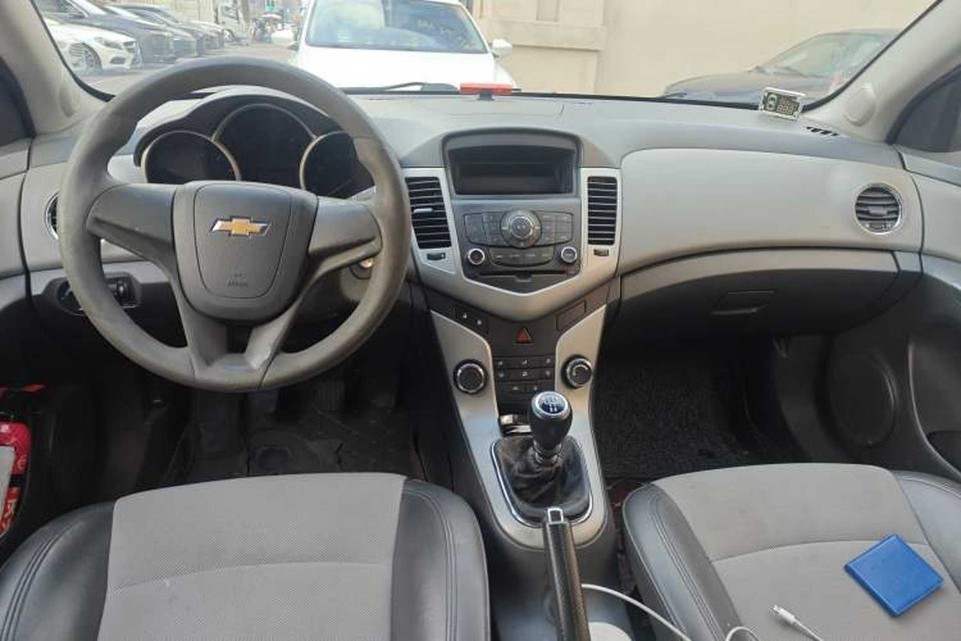 Used Chevrolet Cruze 2010 1.6L SL Grand Touring Edition MT Center Console