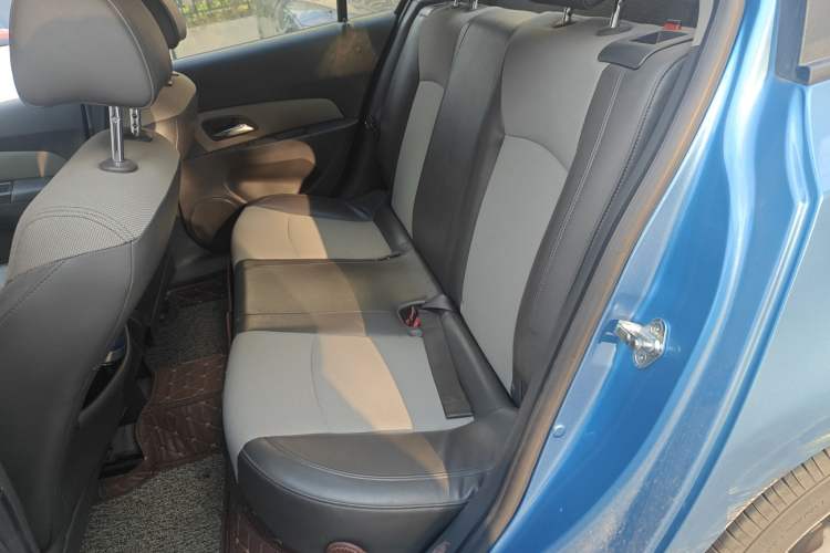 Used Chevrolet Cruze 2010 1.6L SL Grand Touring Edition MT Left Rear Seat