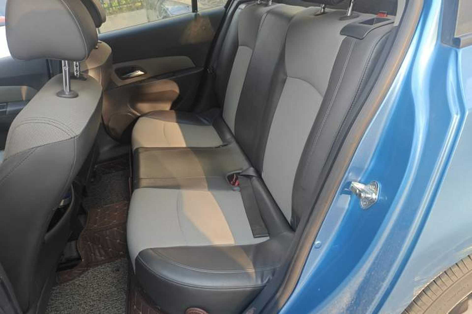 Used Chevrolet Cruze 2010 1.6L SL Grand Touring Edition MT Left Rear Seat