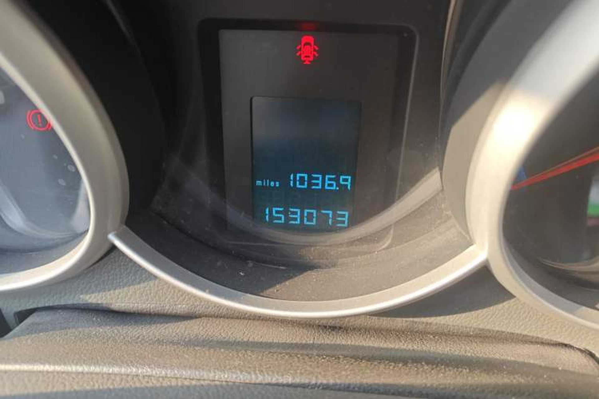 Used Chevrolet Cruze 2010 1.6L SL Grand Touring Edition MT Odometer Close Up