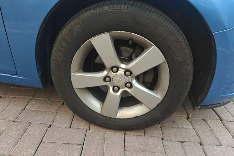 Used Chevrolet Cruze 2010 1.6L SL Grand Touring Edition MT Right Front Wheel Hub