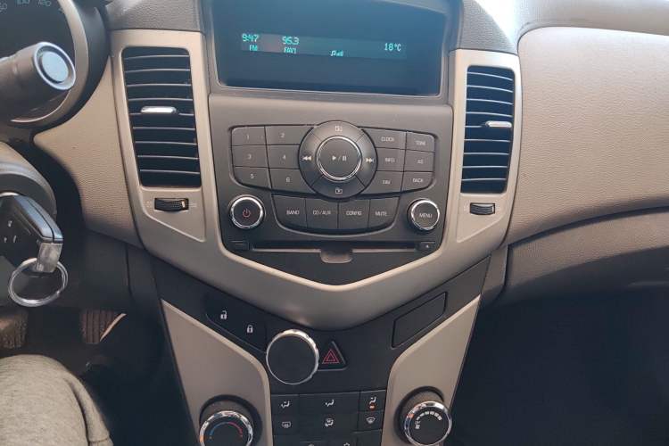 Used Chevrolet Cruze 2010 1.6L SL Grand Touring Edition MT Audio And AC Panel