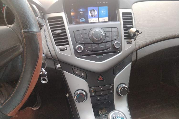 Used Chevrolet Cruze 2010 1.6L SL Grand Touring Edition MT Audio And AC Panel