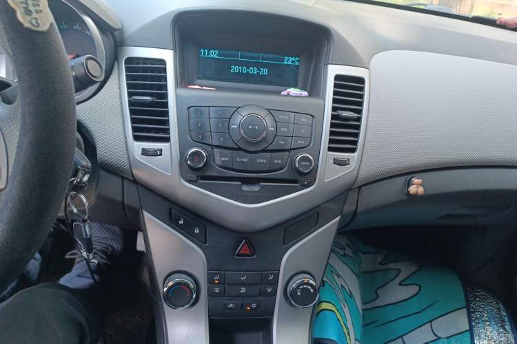 Used Chevrolet Cruze 2010 1.6L SL Grand Touring Edition MT Audio And AC Panel