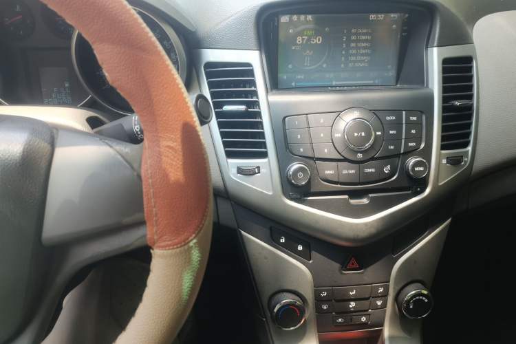 Used Chevrolet Cruze 2010 1.6L SL Grand Touring Edition MT Audio And AC Panel