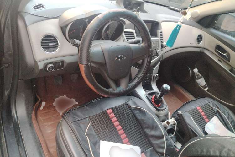Used Chevrolet Cruze 2010 1.6L SL Grand Touring Edition MT Center Console