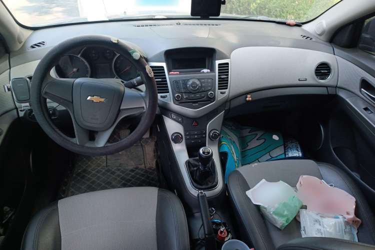 Used Chevrolet Cruze 2010 1.6L SL Grand Touring Edition MT Center Console