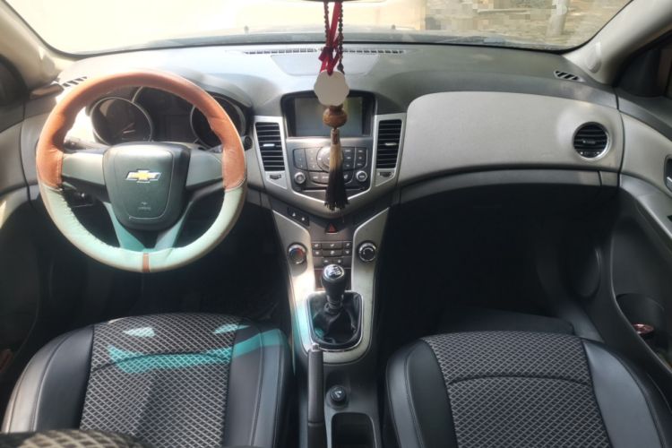 Used Chevrolet Cruze 2010 1.6L SL Grand Touring Edition MT Center Console