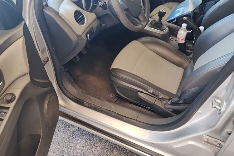 Used Chevrolet Cruze 2010 1.6L SL Grand Touring Edition MT Driver Seat