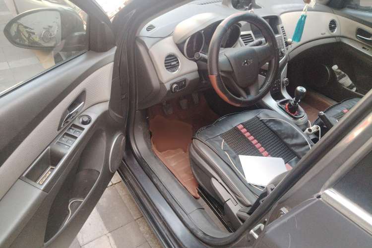 Used Chevrolet Cruze 2010 1.6L SL Grand Touring Edition MT Driver Seat