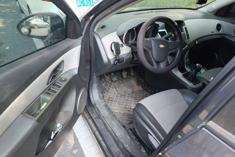 Used Chevrolet Cruze 2010 1.6L SL Grand Touring Edition MT Driver Seat