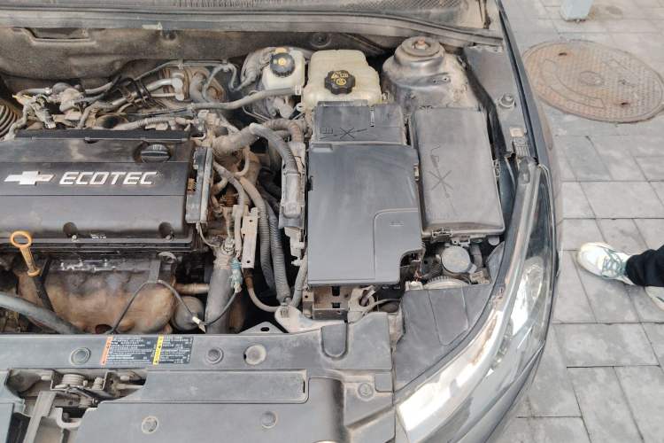 Used Chevrolet Cruze 2010 1.6L SL Grand Touring Edition MT Engine Bay Left