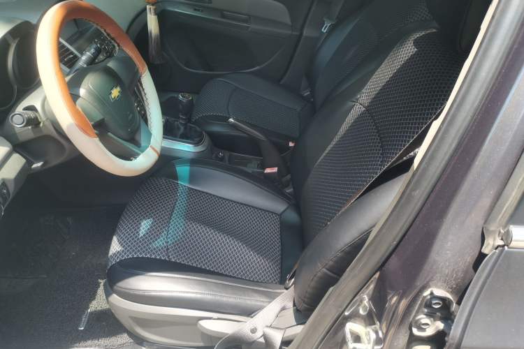 Used Chevrolet Cruze 2010 1.6L SL Grand Touring Edition MT Left Front Seat