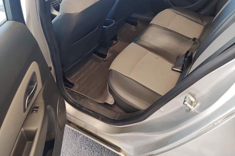 Used Chevrolet Cruze 2010 1.6L SL Grand Touring Edition MT Left Rear Seat