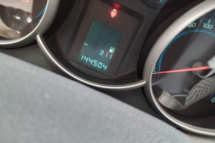 Used Chevrolet Cruze 2010 1.6L SL Grand Touring Edition MT Odometer Close Up