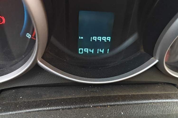 Used Chevrolet Cruze 2010 1.6L SL Grand Touring Edition MT Odometer Close Up