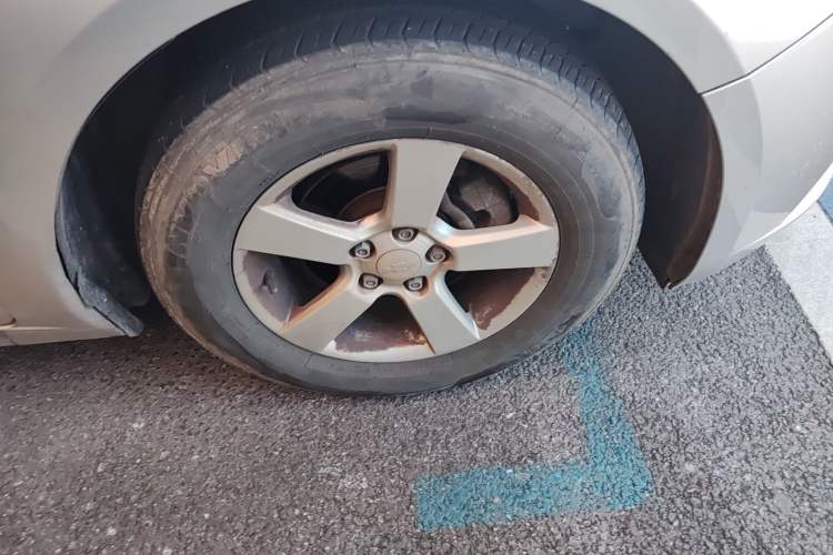 Used Chevrolet Cruze 2010 1.6L SL Grand Touring Edition MT Right Front Wheel Hub