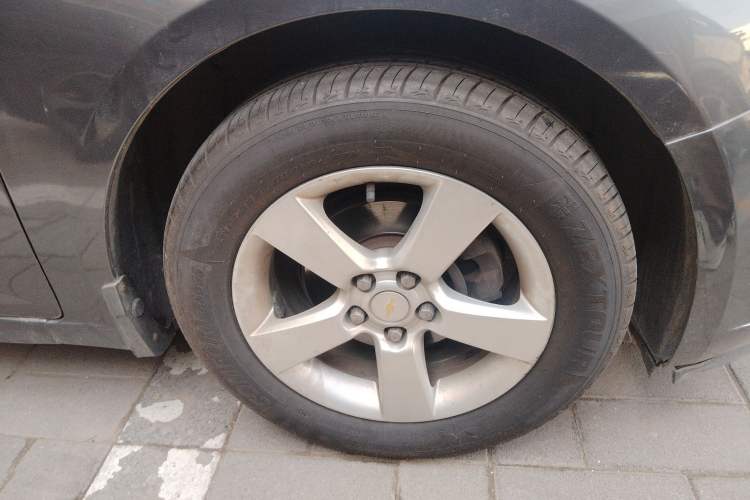 Used Chevrolet Cruze 2010 1.6L SL Grand Touring Edition MT Right Front Wheel Hub