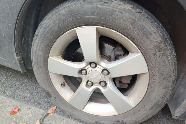 Used Chevrolet Cruze 2010 1.6L SL Grand Touring Edition MT Right Front Wheel Hub