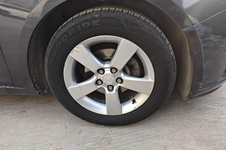 Used Chevrolet Cruze 2010 1.6L SL Grand Touring Edition MT Right Front Wheel Hub