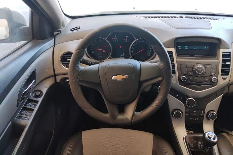 Used Chevrolet Cruze 2010 1.6L SL Grand Touring Edition MT Steering Wheel