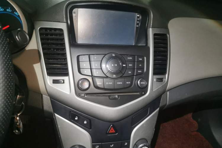 Used Chevrolet Cruze 2010 1.6L SL Grand Touring Edition MT Audio And AC Panel