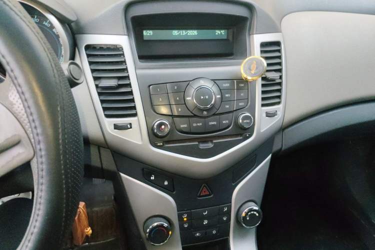 Used Chevrolet Cruze 2010 1.6L SL Grand Touring Edition MT Audio And AC Panel