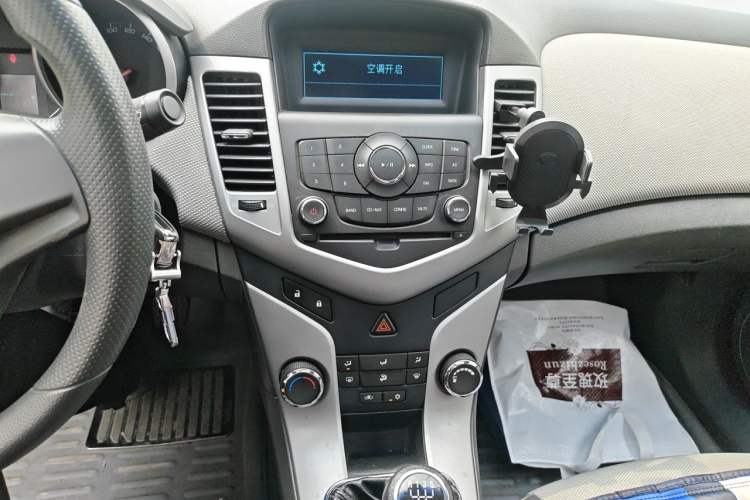 Used Chevrolet Cruze 2010 1.6L SL Grand Touring Edition MT Audio And AC Panel