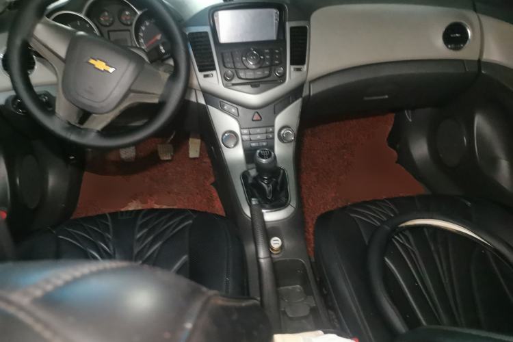 Used Chevrolet Cruze 2010 1.6L SL Grand Touring Edition MT Center Console
