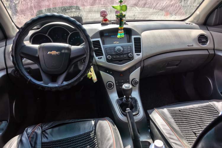 Used Chevrolet Cruze 2010 1.6L SL Grand Touring Edition MT Center Console