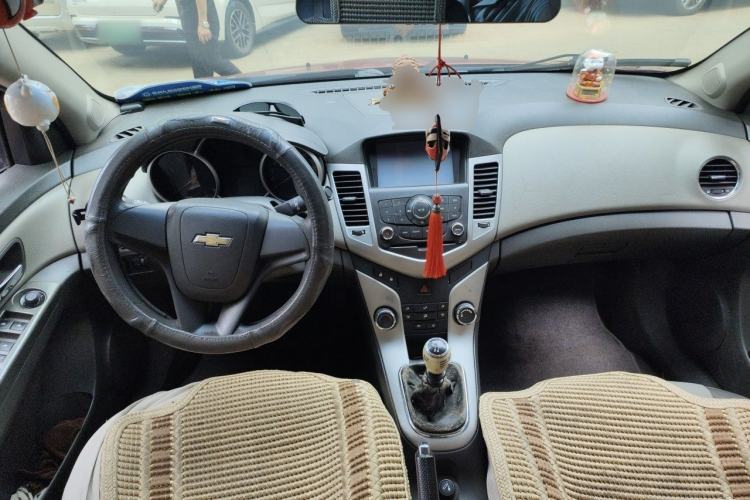 Used Chevrolet Cruze 2010 1.6L SL Grand Touring Edition MT Center Console