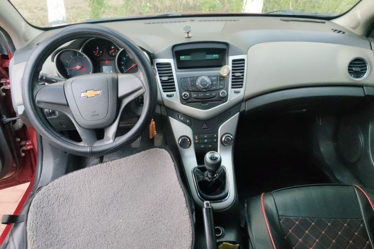 Used Chevrolet Cruze 2010 1.6L SL Grand Touring Edition MT Center Console